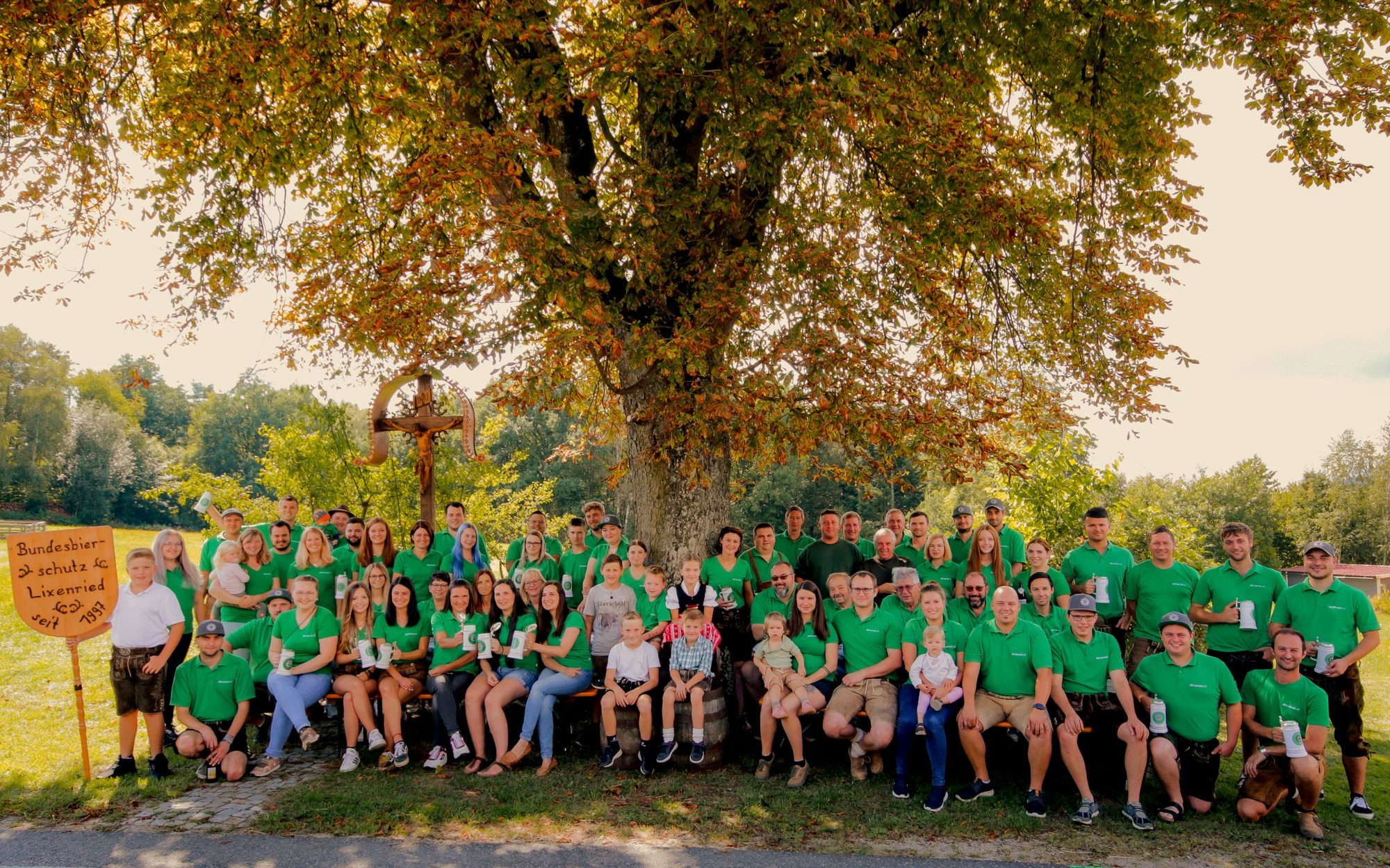 Gruppenfoto der Mitglieder des Bundesbierschutz Lixenried in grünen Vereinspoloshirts unter einem Kastanienbaum